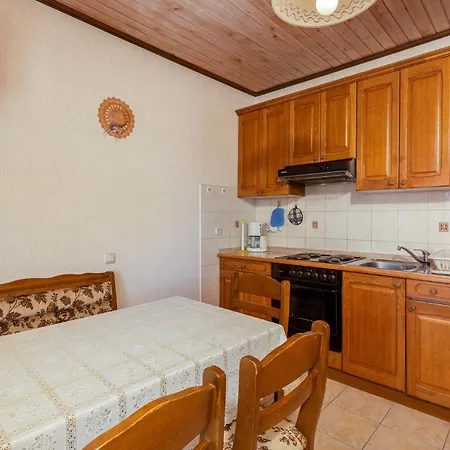 2 Bedroom Cozy In Rab Rab Town