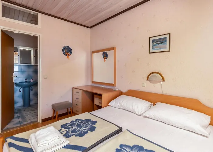 2 Bedroom Cozy In Rab * Rab Town